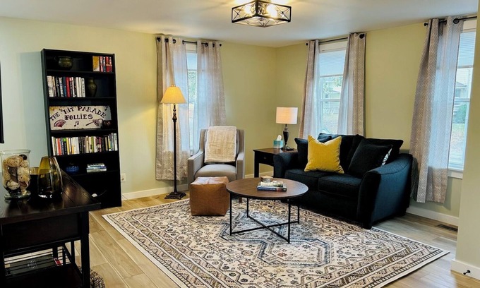 Galesburg House | Charming 2-bedroom house in historical Galesburg neighborhood