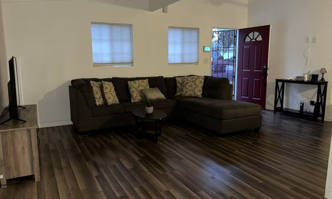 Lancaster House | Charming 2-bedroom house with WiFi and AC in Lancaster