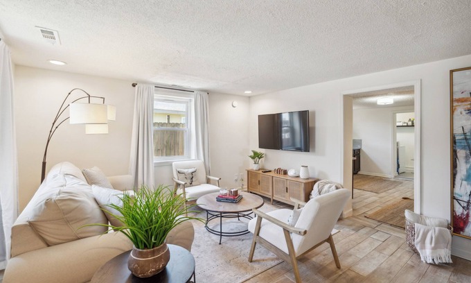 Talbot's Corner House | Charming 2-Bedroom House 2-miles to Downtown Nashville!