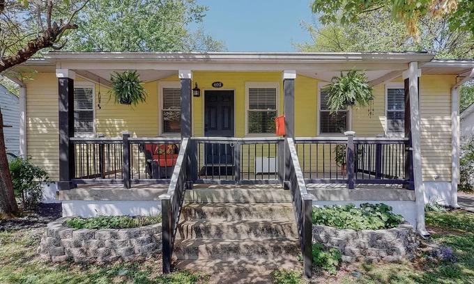Old Hickory House | Charming 2-bedroom house in Old Hickory Village, Walk along the lake road.