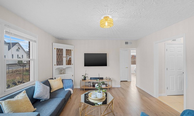 Oxon Hill-Glassmanor House | Charming 2-bedroom house with AC, WiFi in quaint Oxon Hill