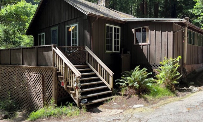 San Mateo County House | Charming 2 Bedroom House in the Butano Redwood Forest in Pescadero with Wi-Fi