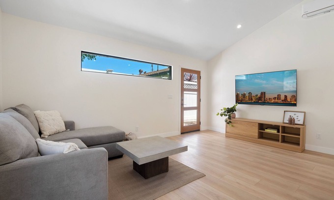 Lake Murray House | Charming 2-bedroom house in delightful San Diego with WiFi, AC