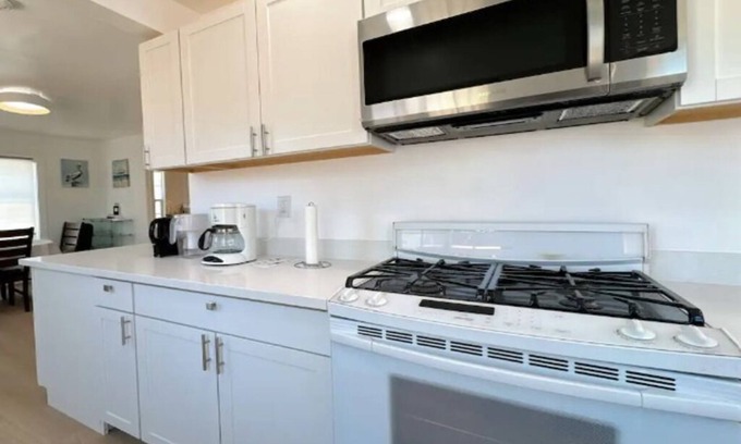 Central San Mateo House | Charming 2-bedroom house with WiFi and AC in San Mateo