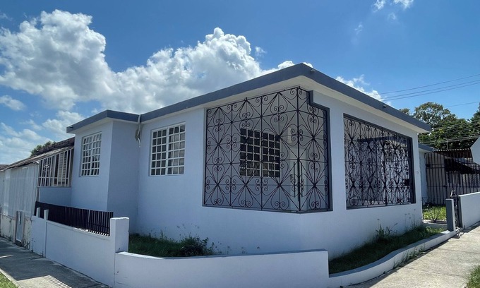 Puerto Nuevo House | Charming 2-bedroom House with WiFi, AC in San Juan