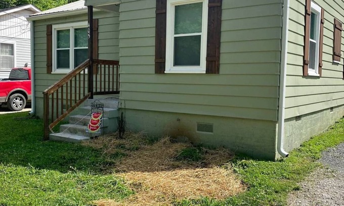 Columbia House | Charming 2-bedroom house in lovely Columbia with AC/WiFi and smart tv. Backyard