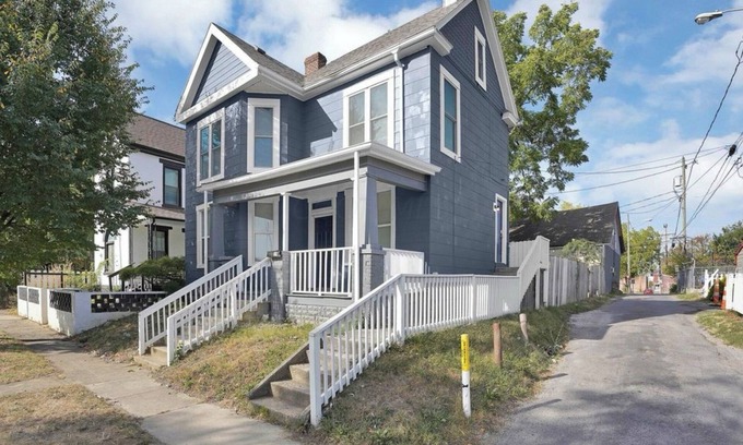 West Columbus House | Charming 2-bedroom house with AC, WiFi in Columbus