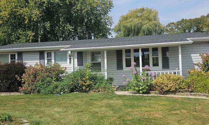Pickett House | Charming 2-bedroom house with AC, WiFi in delightful Eldorado