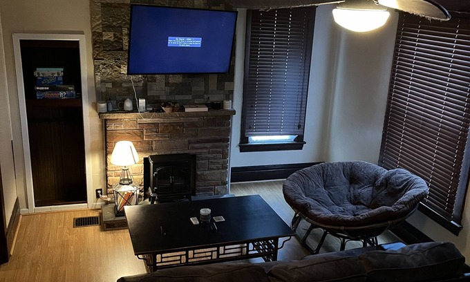 Fairmont House | Charming 2-bedroom house with WiFi in historic downtown Fairmont