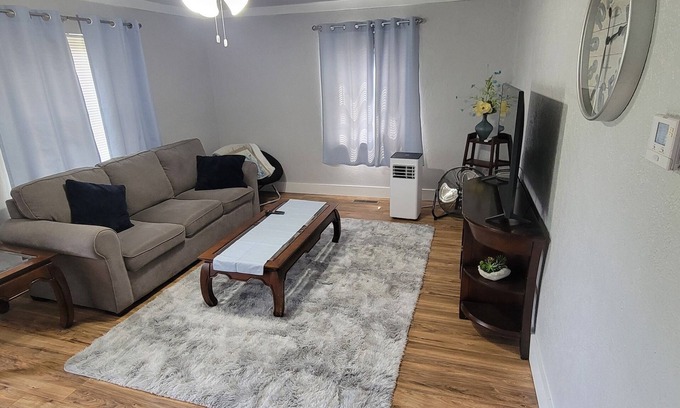 Sandusky House | Charming 2-bedroom house with AC, WiFi in gorgeous Sandusky close to Cedar Point