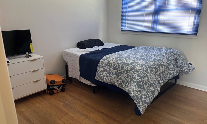 DeWitt House | Charming 2-bedroom house with AC, WiFi in Syracuse