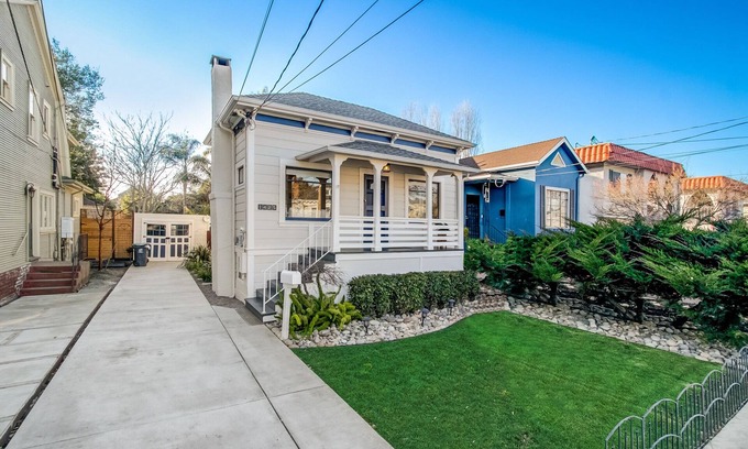 West Alameda House | Charming 2-bedroom house with spacious backyard in delightful Alameda