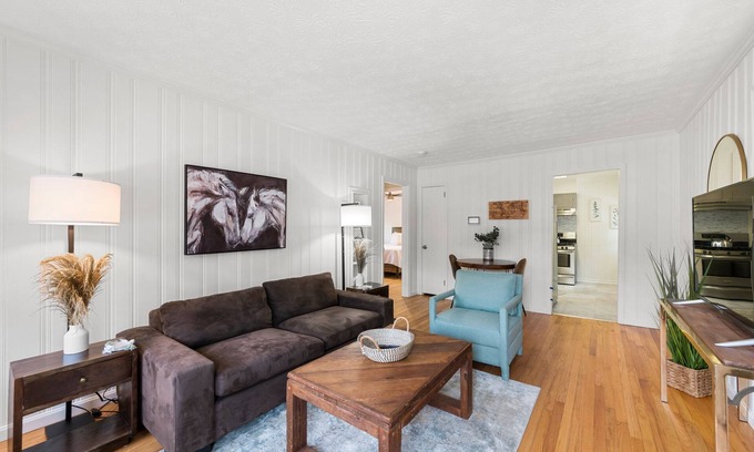 East Point House | Charming 2-bedroom house with WiFi and AC in lovely East point