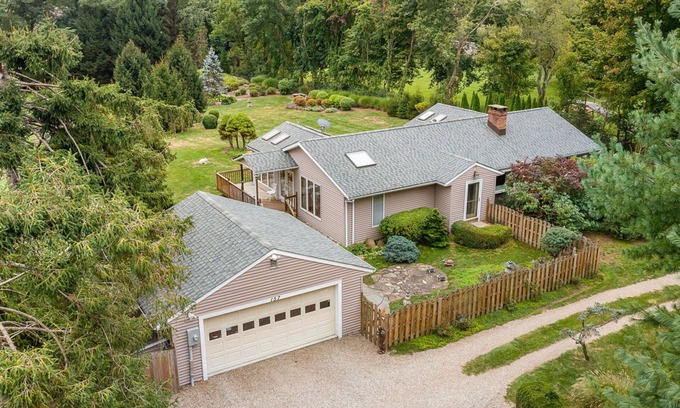 Chester House | Charming 2-bedroom house on 2 dog friendly landscaped acres in lovely Chester