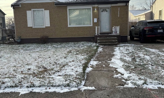 Inkster House | Charming 2-bedroom house in Inkster with WiFi access 10 MINUTES FROM DTE