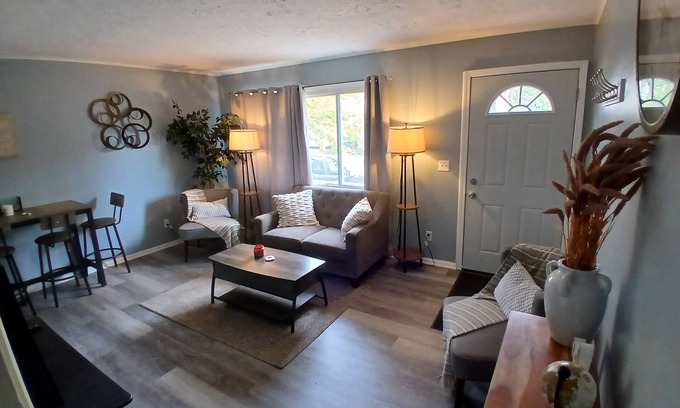 Lansing House | Charming 2-bedroom house, quiet neighborhood, Lansing with WiFi