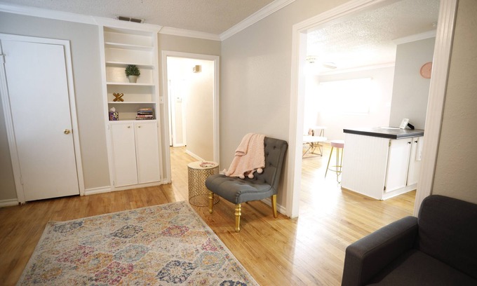 Lubbock House | Charming 2-bedroom house honoring musics Outlaws and Legends