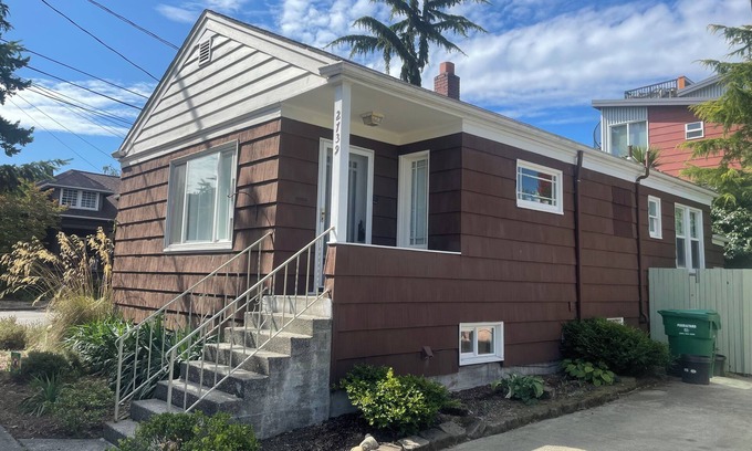 Alki House | Charming 2-bedroom house with AC, WiFi in amazing Seattle