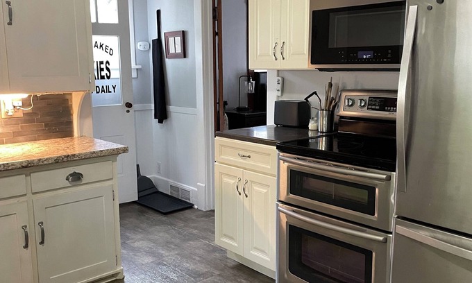 Algona House | Charming 2-bedroom house in delightful Algona with WiFi, AC,