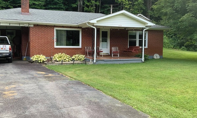 Boone House | Charming 2-bedroom house 9 miles to Boone near Elk Knob State Park with WiFi.