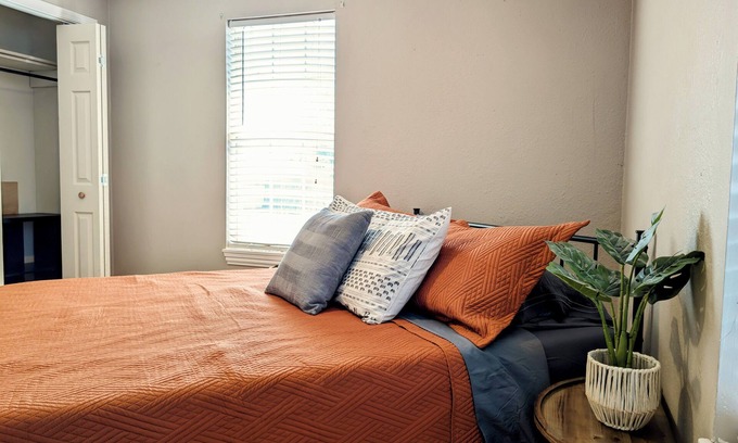 Clovis House | Charming 2-bedroom house in peaceful Clovis with Fiber Internet with WiFi
