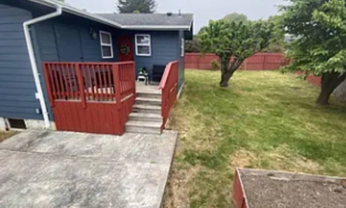 Humboldt Hill House | Charming 2-bedroom house in beautiful Eureka with private fenced in yard