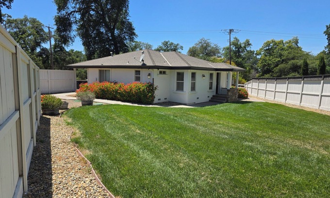 Loomis House | Charming 2-bedroom house with AC, WiFi in lovely Loomis