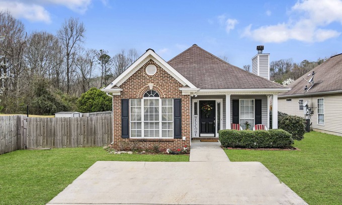 Pelham House | Charming 2-bedroom house in adorable Pelham with WiFi, AC