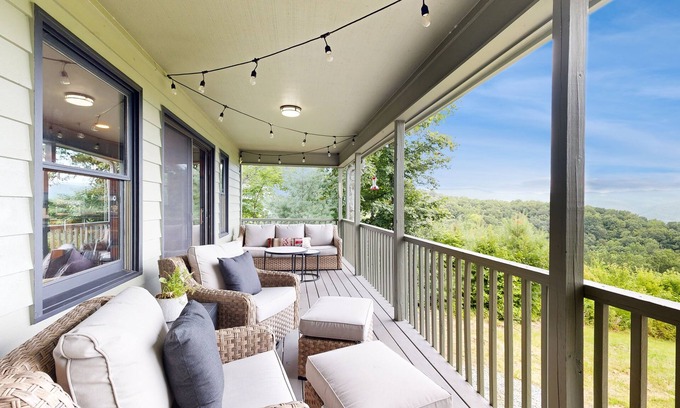 Piney Mountain House | Charming 2 bedroom house with stunning mountain and valley views