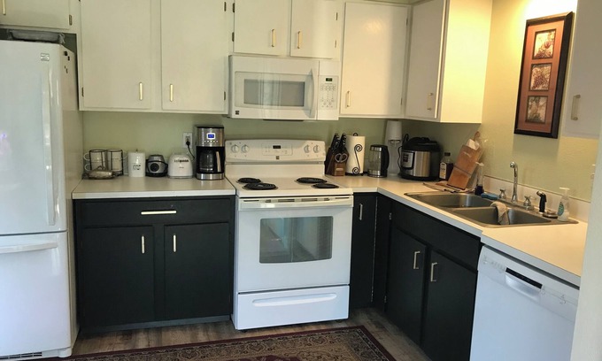 Selah House | Charming 2-bedroom house with AC and WiFi in delightful Selah