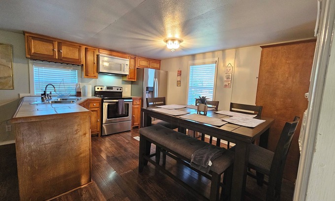 Taylor House | Charming 2-bedroom house with WiFi, AC in peaceful Taylor 8 minutes to Samsung