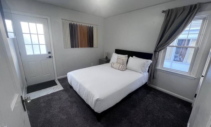 Ottawa House | Charming 2-bedroom house in awesome Toledo with WiFi, AC