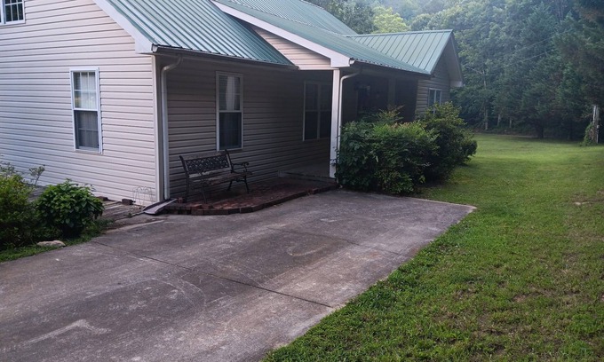 Vonore House | Charming 2-bedroom house in delightful Vonore with AC