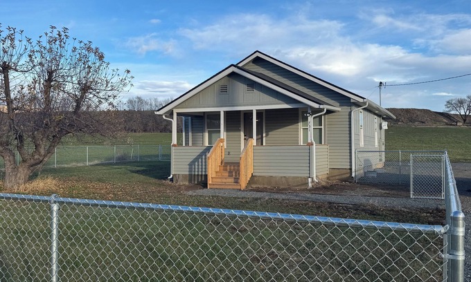 Yakima House | Charming 2-bedroom house with WiFi, AC in peaceful East Selah