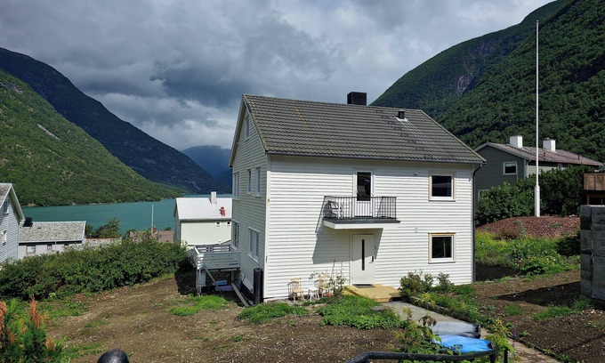 Ardalstangen Apartment | Charming 2-bedroom loft by UNESCO site Jotunheimen and Vettifossen!