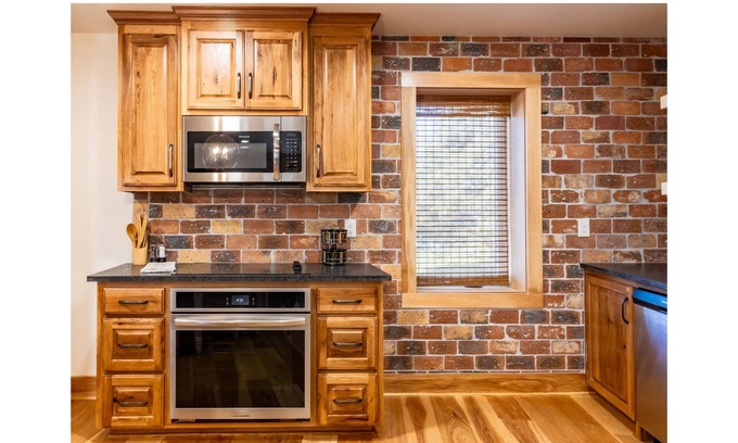 Jay House | Charming 2-bedroom Loft with AC, WiFi in lovely Jay