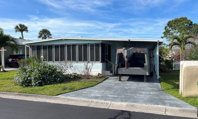 Melbourne House | Charming 2-bedroom mobile home with WiFi, AC in peaceful Melbourne