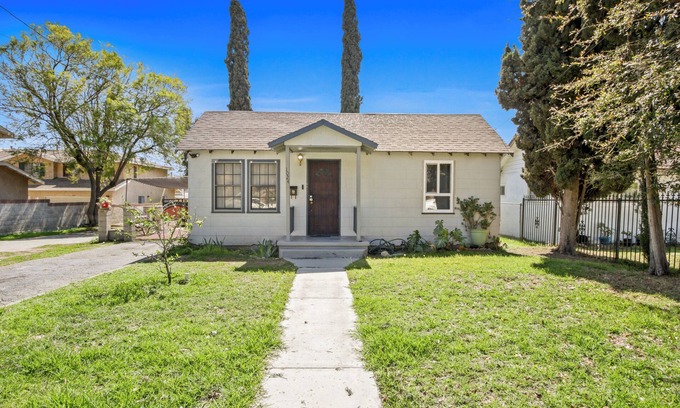 Ontario House | Charming 2-bedroom Pet-Friendly house Ontario FREE RV parking