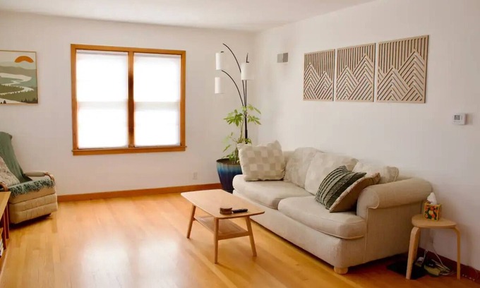 Fairfield House | Charming 2 Bedroom Ranch