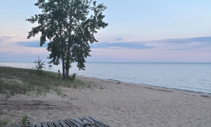 Tawas City Cottage | Charming 2-bedroom Scandinavian cottage in welcoming Tawas City with AC