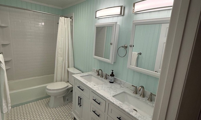 St. Edwards Condo | Charming 2-bedroom SoCo condo with WiFi, AC, in fantastic Austin