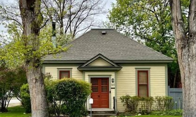 Hamilton House | Charming 2 bedroom, south side Hamilton home!