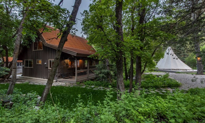 Sundance Cabin | CHARMING 2 BEDROOM SUNDANCE COTTAGE, HOT TUB, WOOD BURNING FIREPLACE