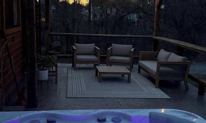 Gap Cabin | Charming 2-bedroom tiny cabin hot tub camp fire