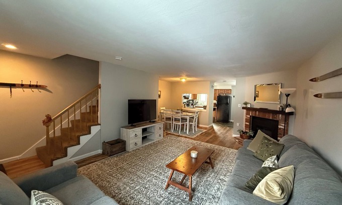 North Woodstock House | Charming 2-bedroom townhome North Woodstock. Walk to town, 5mins from Loon.