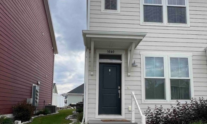 Billings House | Charming 2-bedroom townhome with WiFi, AC/Heat in delightful Billings