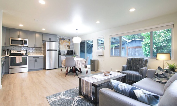 Olde Town House | Charming 2-bedroom townhome in beautiful Issaquah with WiFi, AC