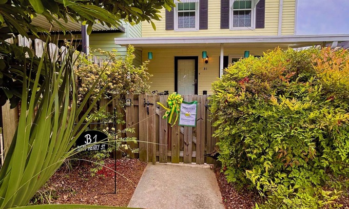 Summerville House | Charming 2-bedroom townhome in Summerville 2 miles from Golf course