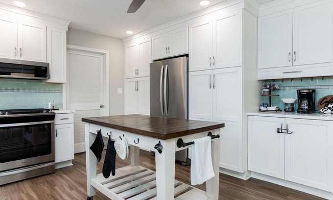 Manteno House | Charming 2-bedroom townhome in delightful Manteo.