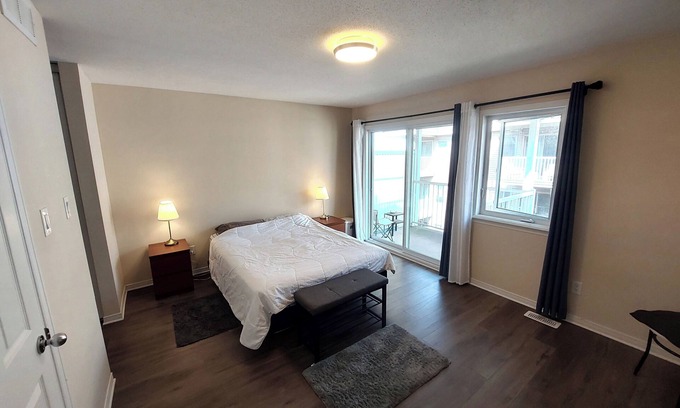 Ottawa Division House | Charming 2-Bedroom Townhome -WiFi- Near Ottawa Airport